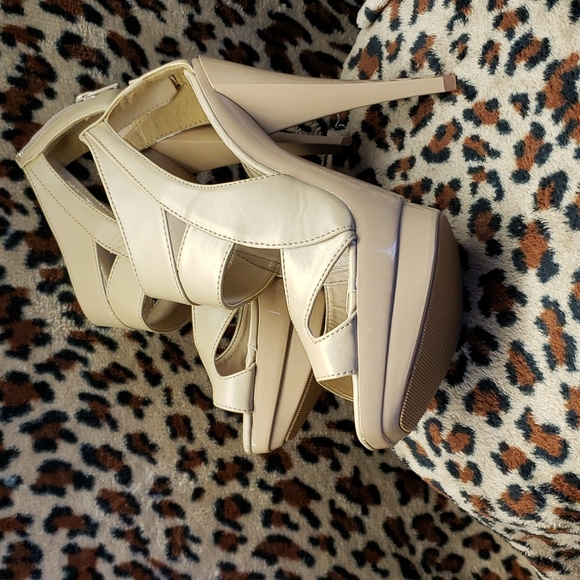 Shoes - Picture 3 of 4